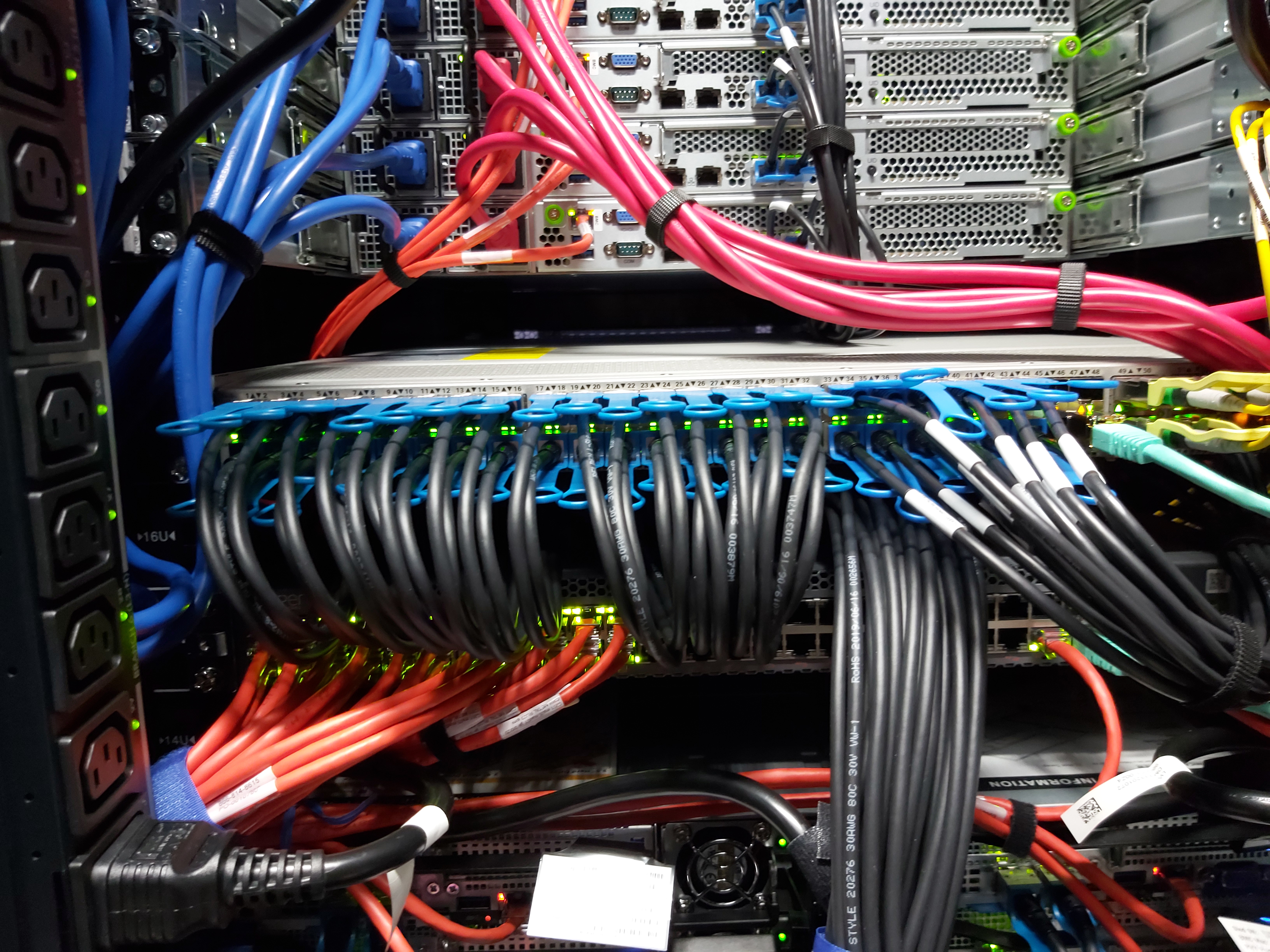 Rack de servidores con numerosos cables de red conectados